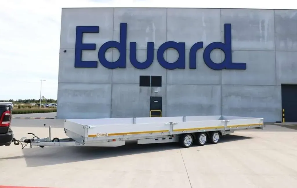 Eduard Multitransporter 850 × 220 cm, 3.500 kg, Dreiachser, Rampen und Winde