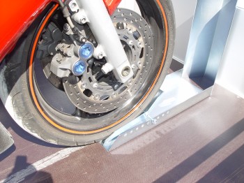 kurze Motorradstandschiene mit Wippe und Vorderradanschlag – Bild 6